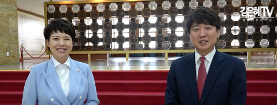 김은혜 국민의힘 의원(왼쪽)과 이준석 국민의힘 대표가 2일 성남 판교에서 열리는 '청년토론배틀'을 홍보하고 있다. 유튜브채널 김은혜TV 갈무리